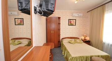 Фото номера Трехместный номер с балконом Гостиница Cruise г. Николаевка 6