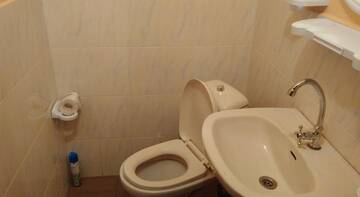 Фото номера Трехместный номер с основными удобствами и общей ванной комнатой Гостиница на Солнечной г. Николаевка 3