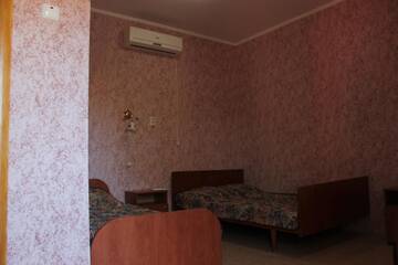 Фото номера Четырехместный номер Гостевой дом Романтика г. Николаевка 6