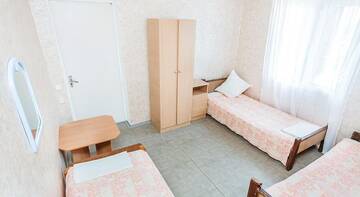 Фото номера Бюджетный трехместный номер Гостевой дом Green House г. Николаевка 6