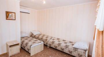 Фото номера Трехместный номер -люкс Гостевой дом Green House г. Николаевка 3