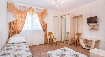 Фото номера Трехместный номер -люкс Гостевой дом Green House г. Николаевка 4
