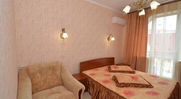 Фото номера Стандартный трехместный номер Гостевой дом Dolphin Cottage г. Николаевка 6