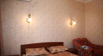 Фото номера Стандартный трехместный номер Гостевой дом Dolphin Cottage г. Николаевка 2