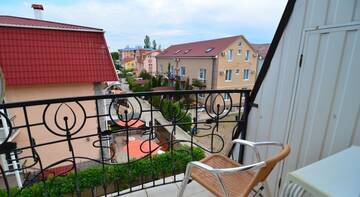 Фото номера Стандартный трехместный номер Гостевой дом Dolphin Cottage г. Николаевка 8