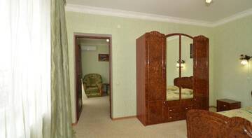 Фото номера Люкс с 2 спальнями Гостевой дом Dolphin Cottage г. Николаевка 7