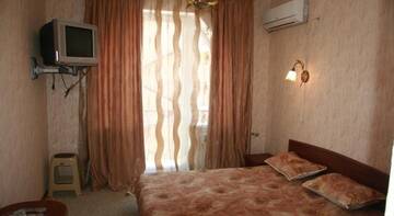 Фото номера Стандартный трехместный номер Гостевой дом Dolphin Cottage г. Николаевка 3