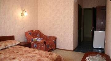 Фото номера Стандартный трехместный номер Гостевой дом Dolphin Cottage г. Николаевка 4