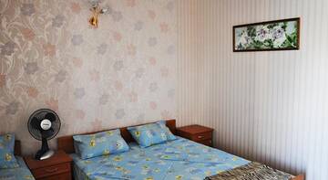 Фото номера Трехместный номер с душем Гостевой дом Inn laguna г. Николаевка 2