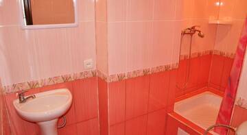 Фото номера Трехместный номер с душем Гостевой дом Inn laguna г. Николаевка 3