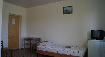 Фото номера Трехместный номер Гостиница KrymVodoley г. Николаевка 3