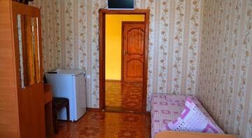 Фото номера Трехместный номер с общей ванной комнатой Гостиница Lenina10 г. Николаевка 3