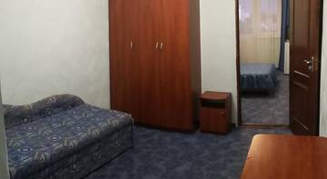 Фото номера Четырехместный номер &quot;Комфорт&quot; Гостиница Royall г. Николаевка 9
